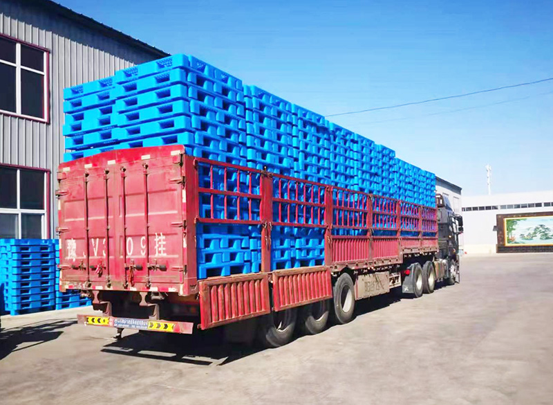 塑料托盤整車發(fā)貨,已經(jīng)裝好準備發(fā)車